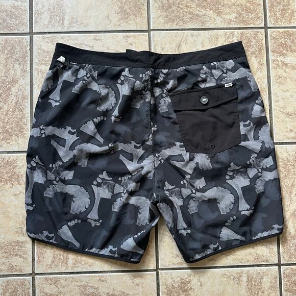 Vuori Cruise Boardshort Black Abstract Men’s Size 38 Unlined 7 1/2 Inseam - Picture 9 of 12